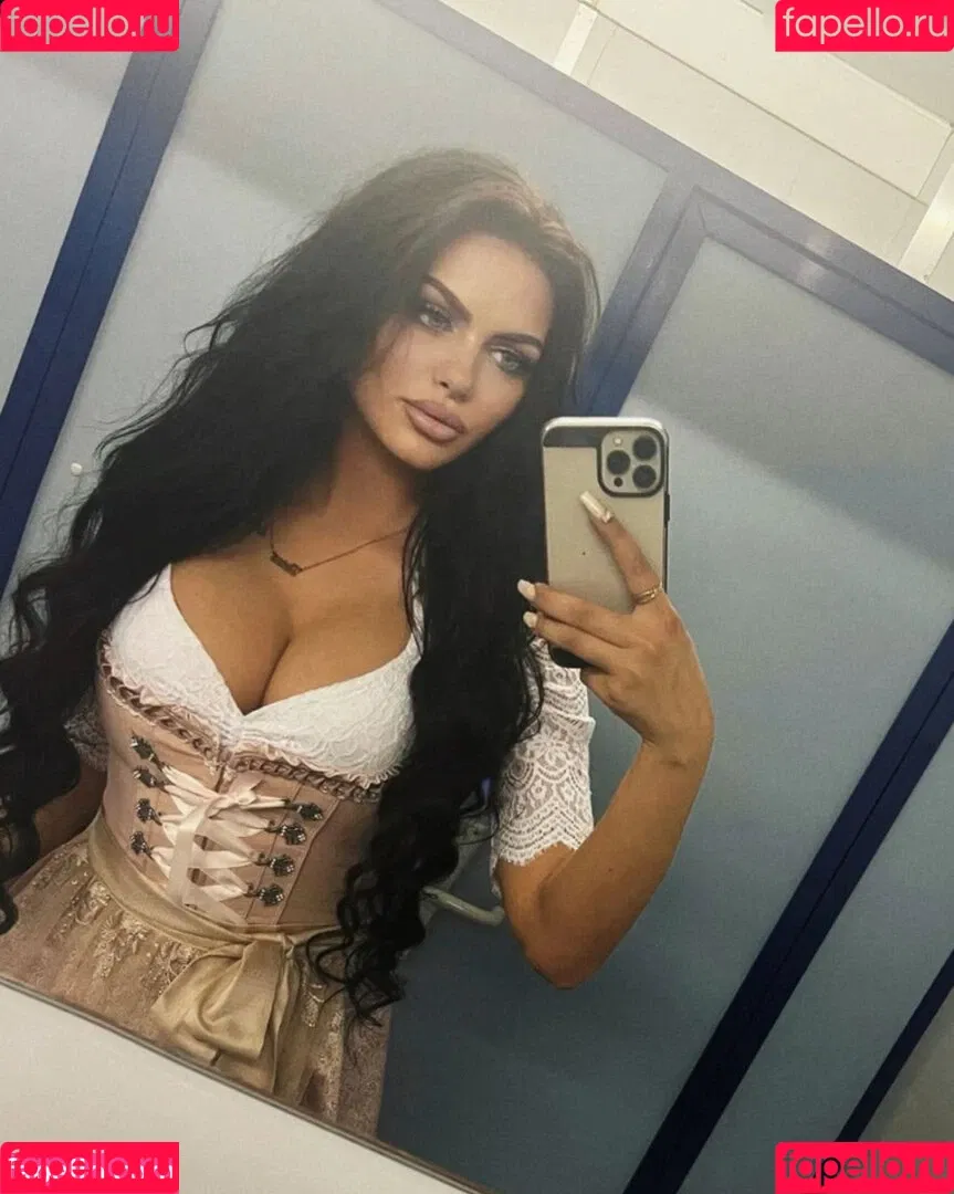 Nina Siegert Onlyfans Photo Gallery 