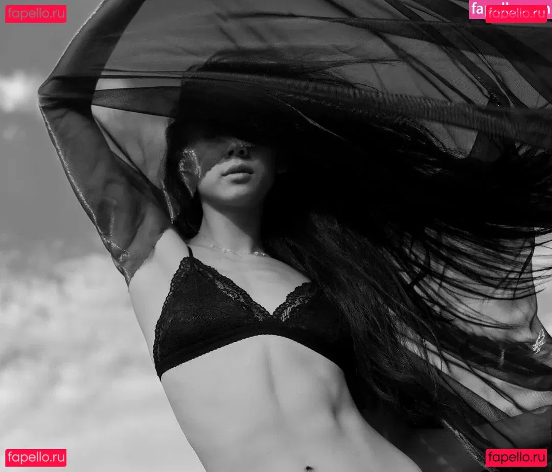 Leah Lewis Onlyfans Photo Gallery 