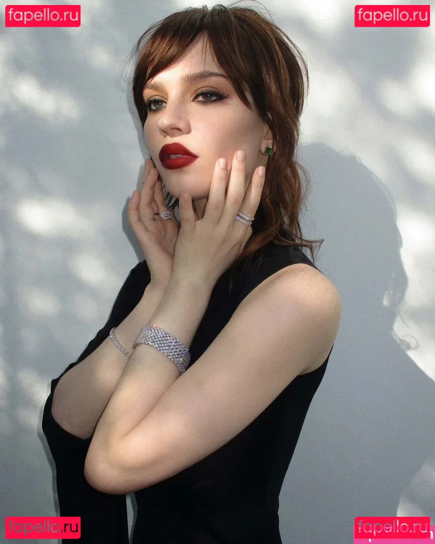 Sophie Thatcher Onlyfans Photo Gallery 