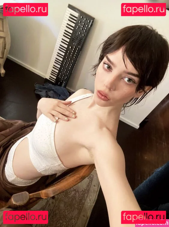 Sophie Thatcher Onlyfans Photo Gallery 