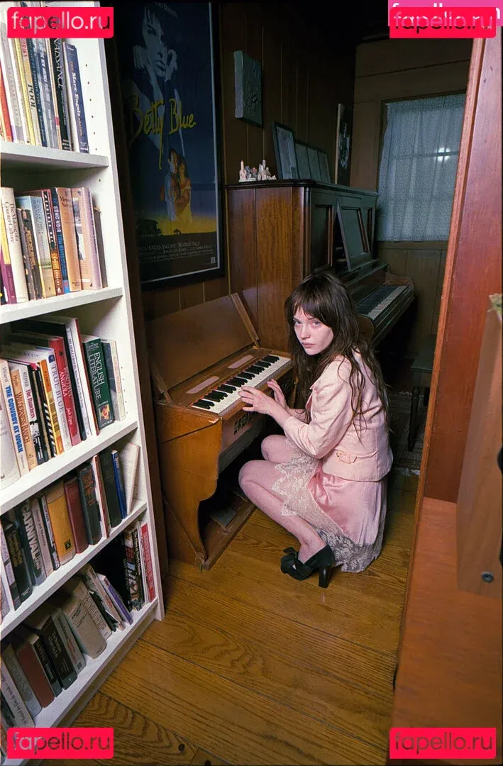 Sophie Thatcher Onlyfans Photo Gallery 