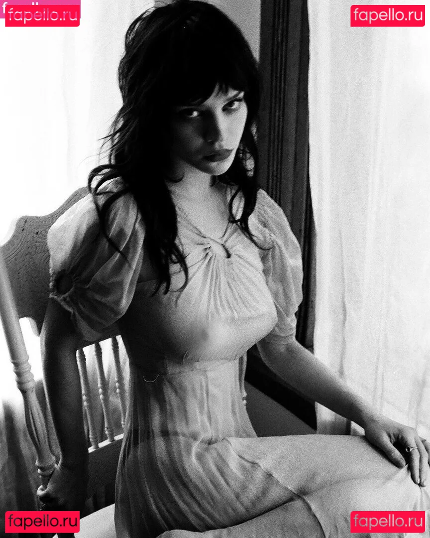 Sophie Thatcher Onlyfans Photo Gallery 