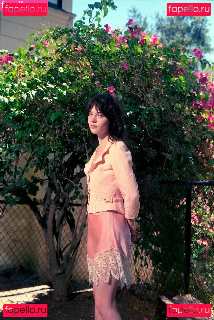 Sophie Thatcher Onlyfans Photo Gallery 