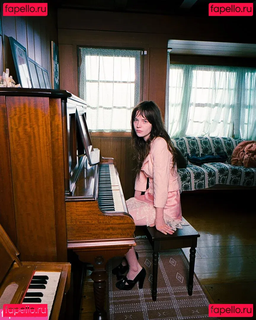 Sophie Thatcher Onlyfans Photo Gallery 