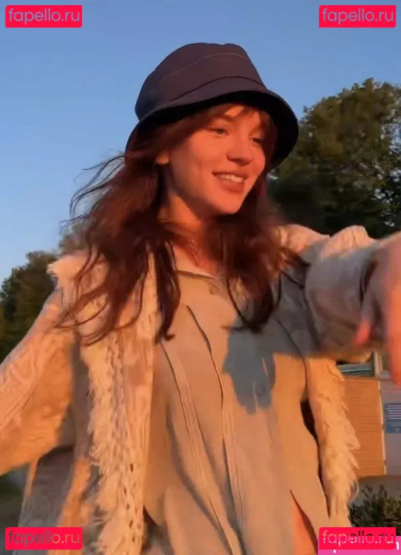 Sophie Thatcher Onlyfans Photo Gallery 