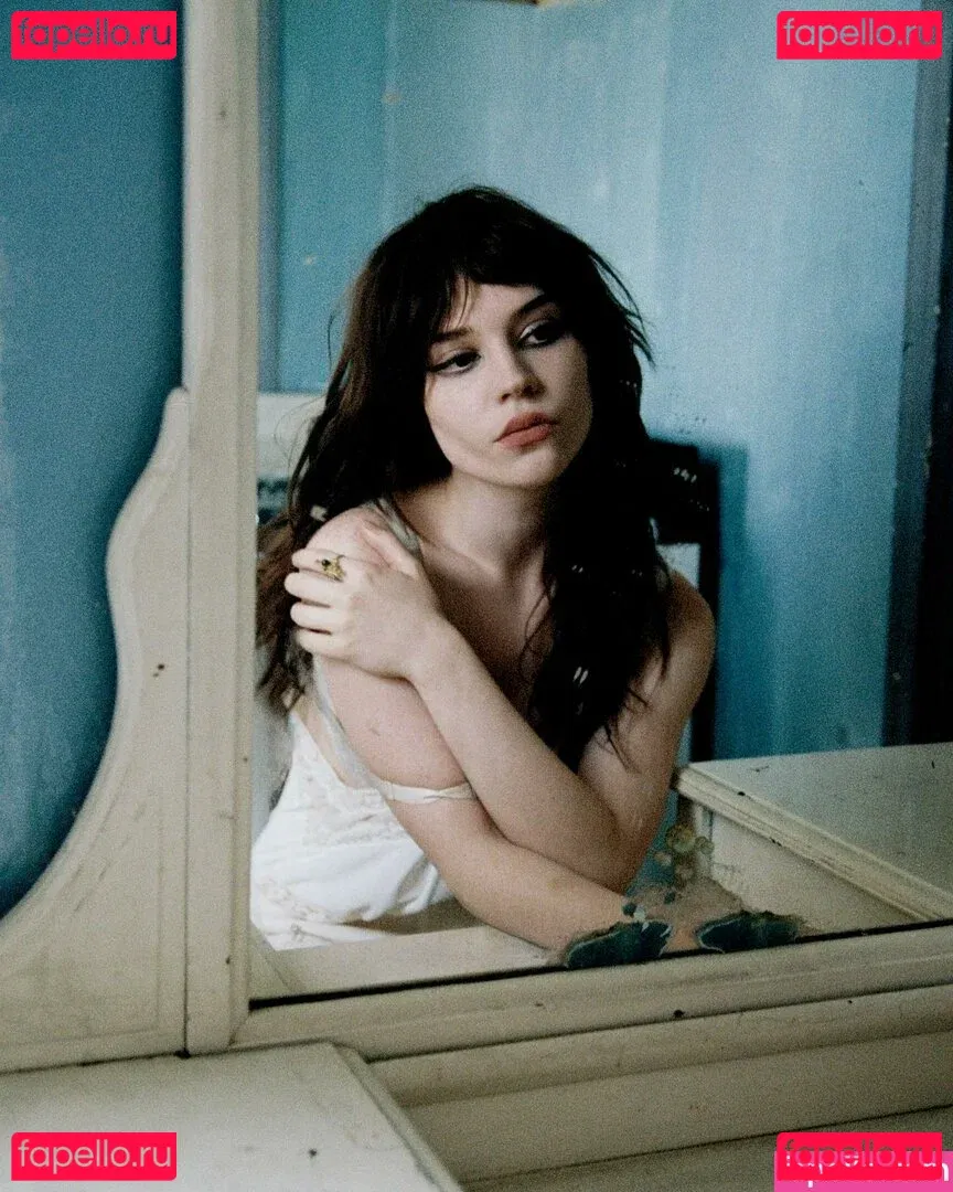 Sophie Thatcher Onlyfans Photo Gallery 