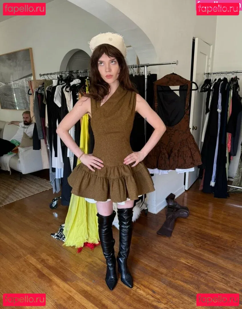 Sophie Thatcher Onlyfans Photo Gallery 