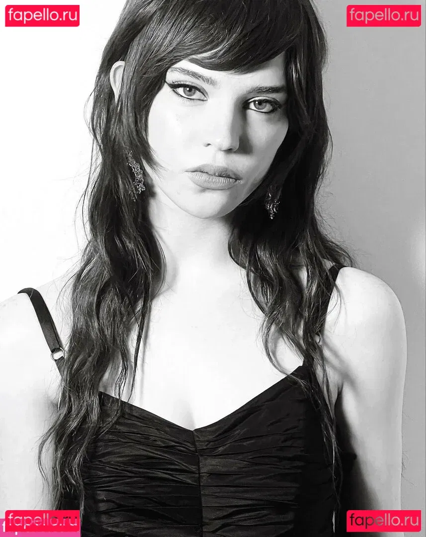 Sophie Thatcher Onlyfans Photo Gallery 