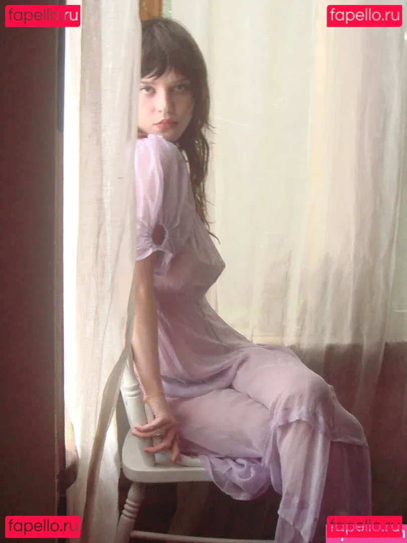 Sophie Thatcher Onlyfans Photo Gallery 