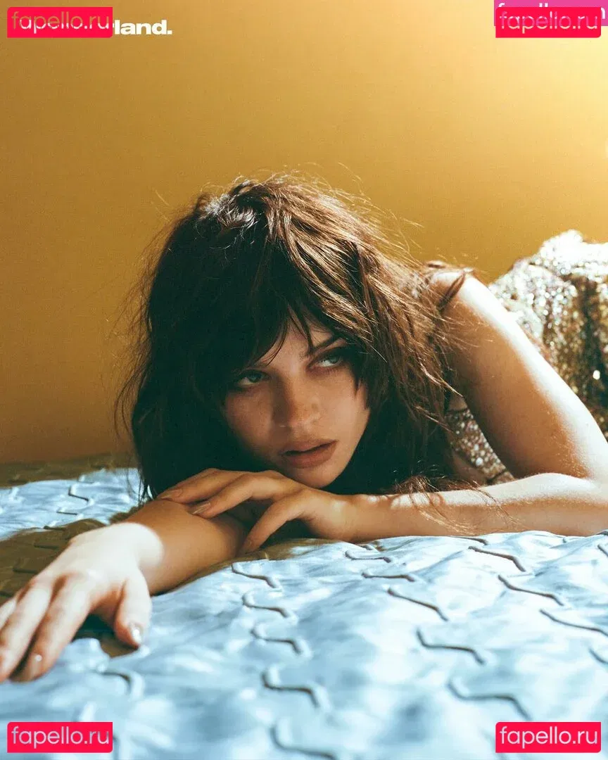 Sophie Thatcher Onlyfans Photo Gallery 