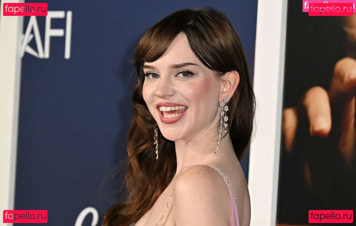 Sophie Thatcher Onlyfans Photo Gallery 