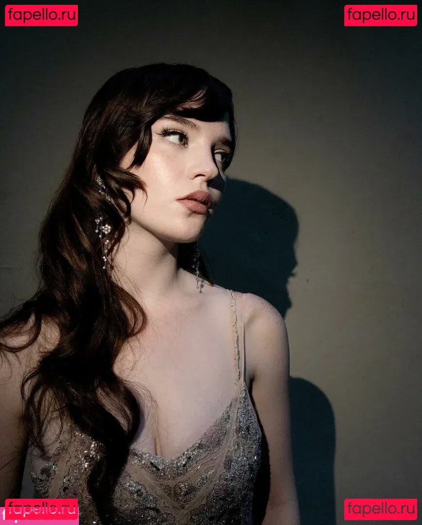 Sophie Thatcher Onlyfans Photo Gallery 