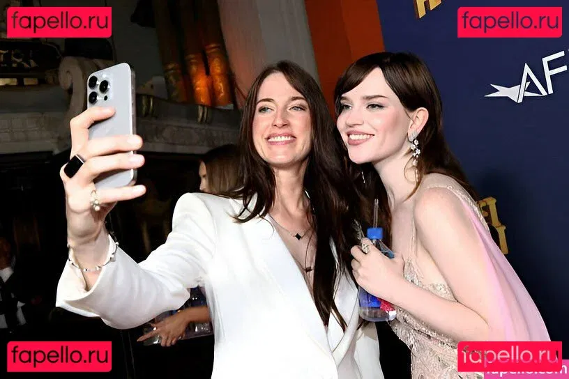 Sophie Thatcher Onlyfans Photo Gallery 