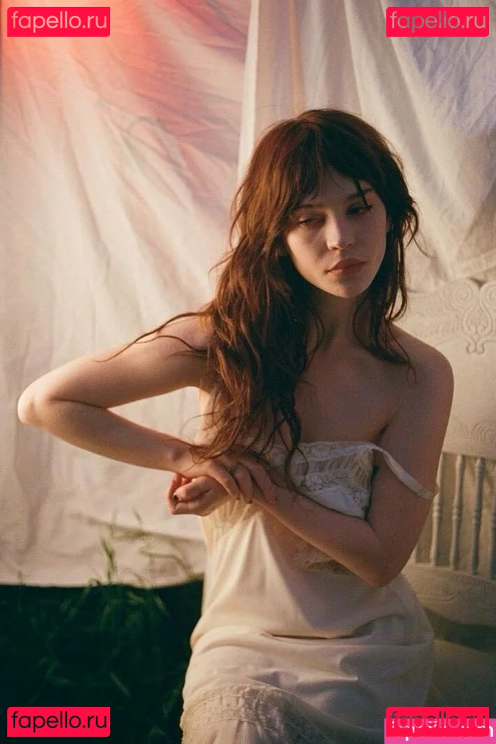 Sophie Thatcher Onlyfans Photo Gallery 