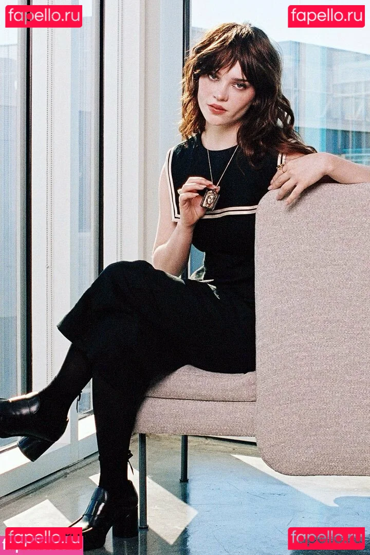 Sophie Thatcher Onlyfans Photo Gallery 