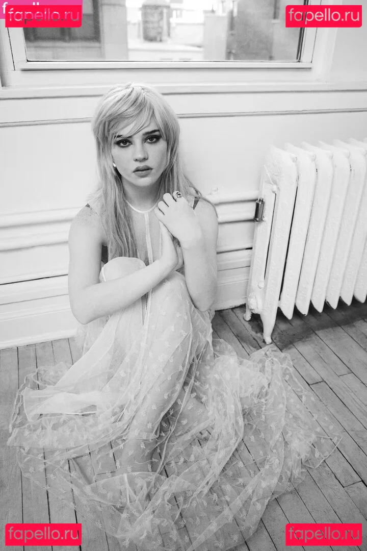 Sophie Thatcher Onlyfans Photo Gallery 