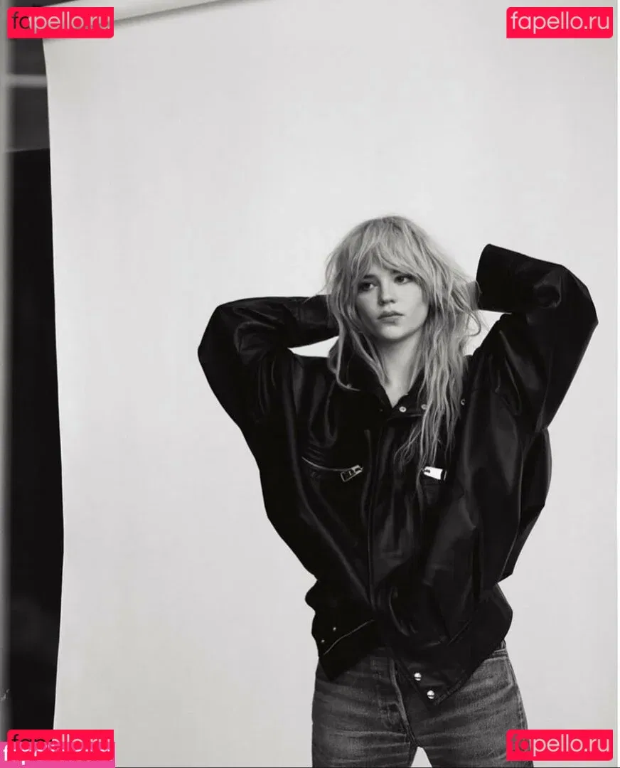 Sophie Thatcher Onlyfans Photo Gallery 