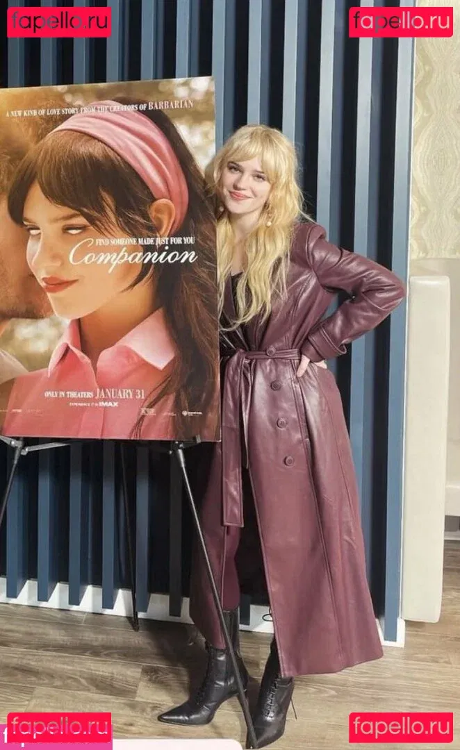 Sophie Thatcher Onlyfans Photo Gallery 