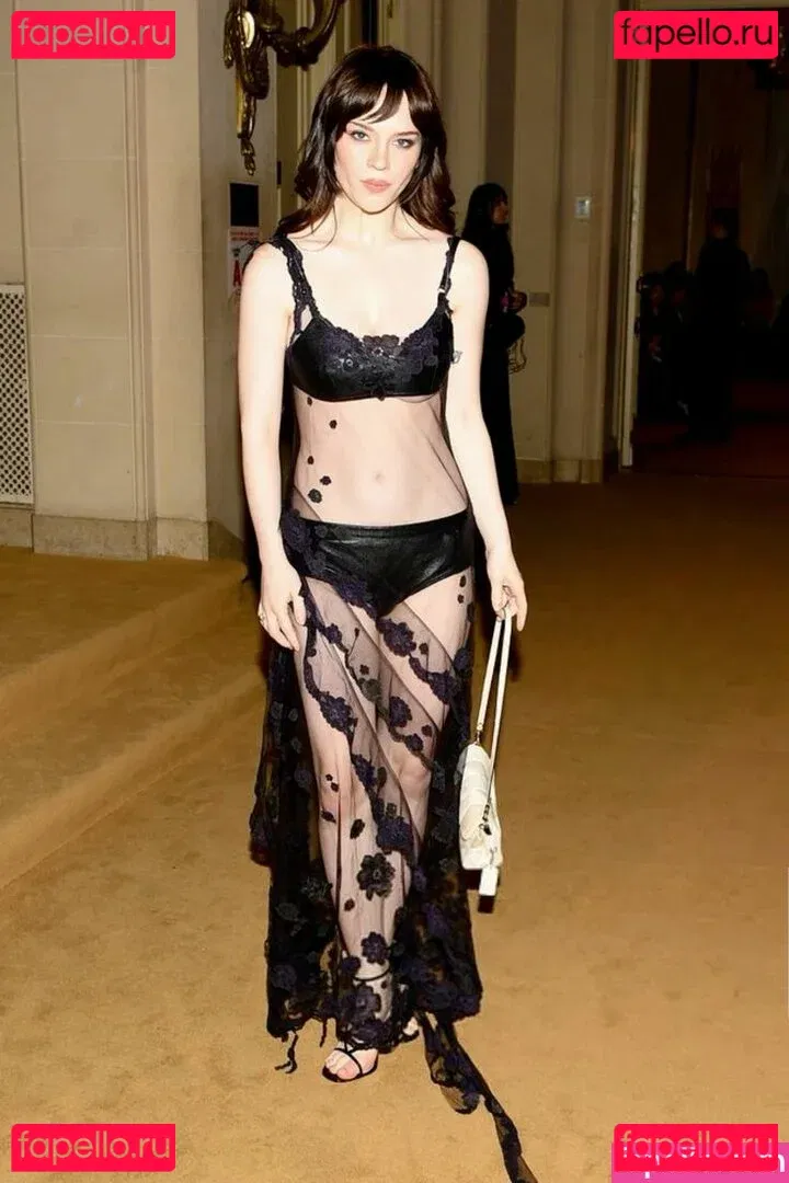 Sophie Thatcher Onlyfans Photo Gallery 