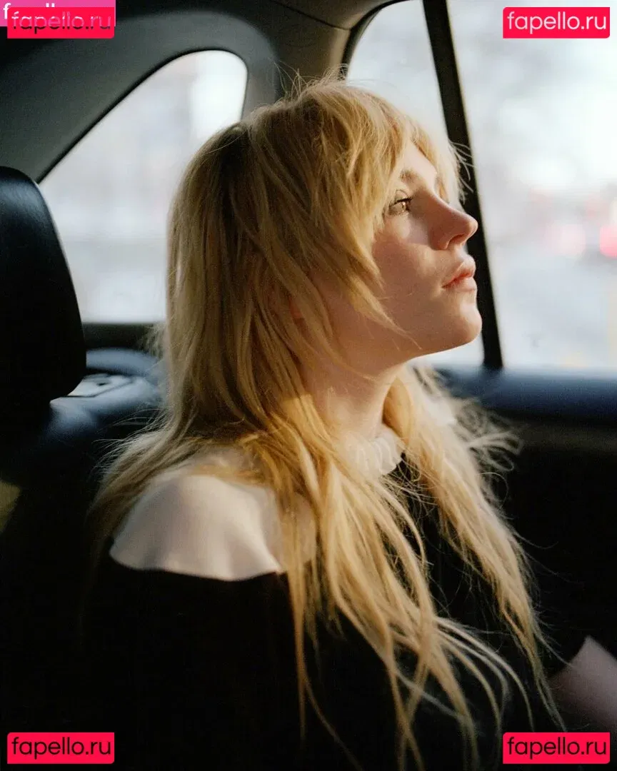 Sophie Thatcher Onlyfans Photo Gallery 