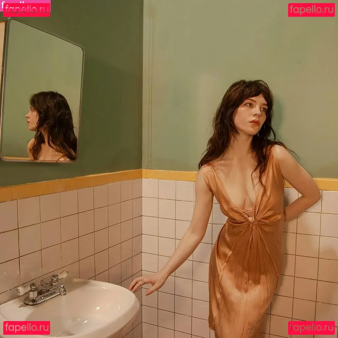 Sophie Thatcher Onlyfans Photo Gallery 