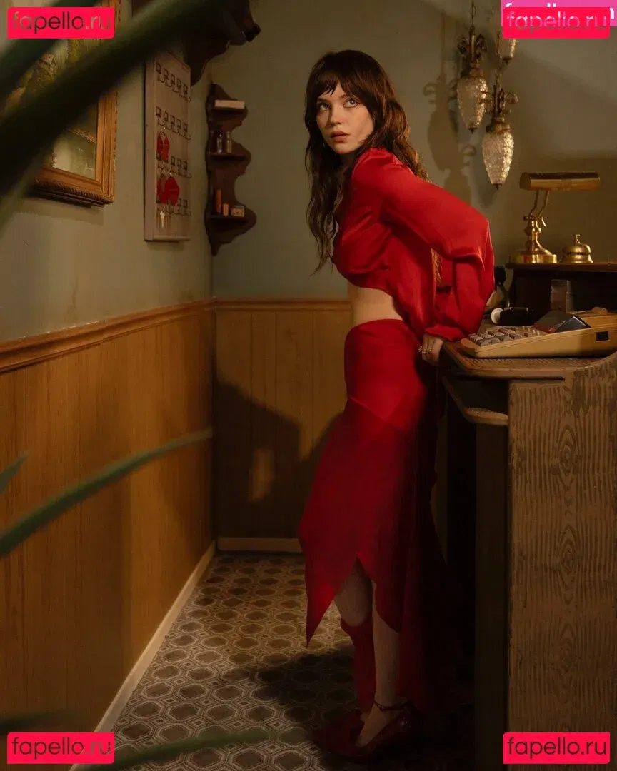 Sophie Thatcher Onlyfans Photo Gallery 