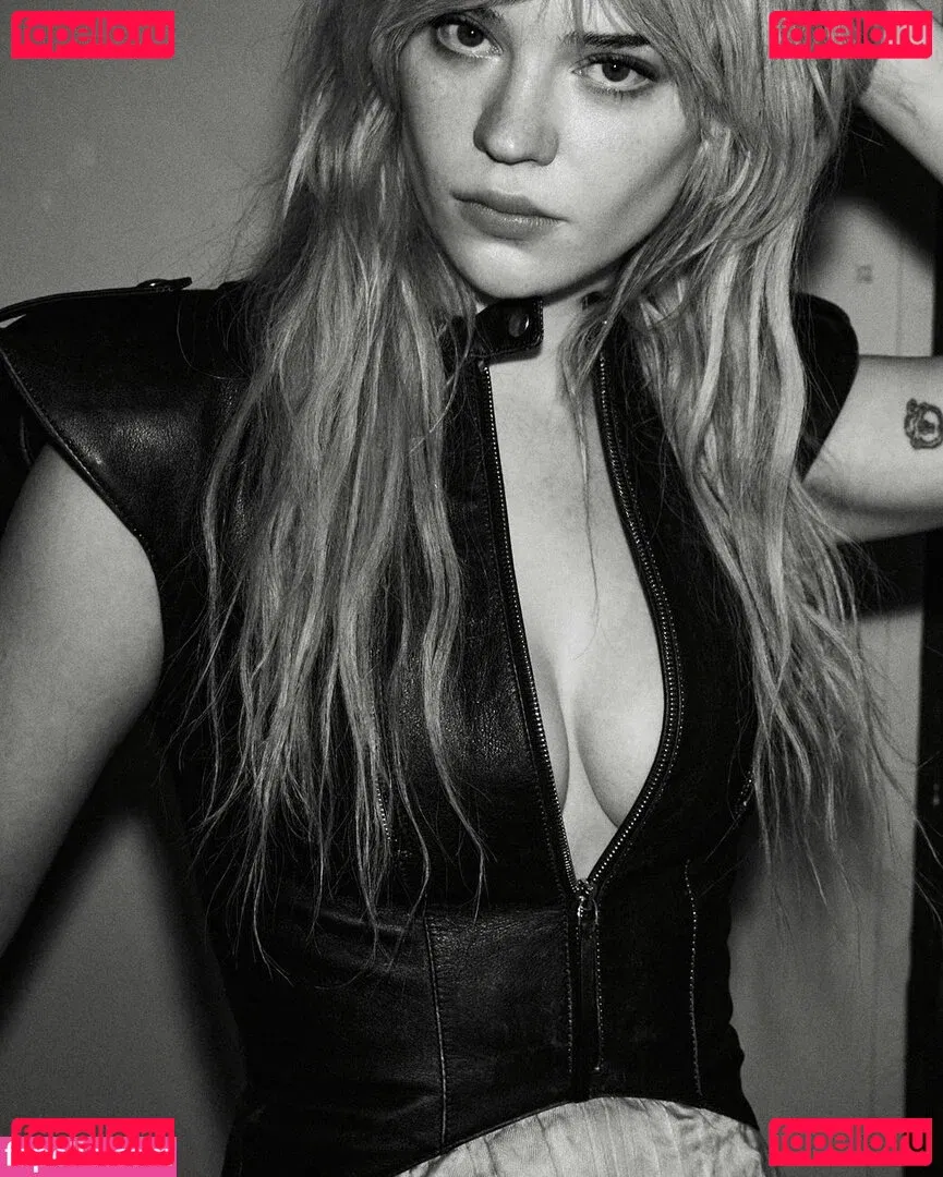 Sophie Thatcher Onlyfans Photo Gallery 