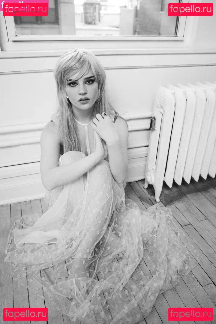 Sophie Thatcher Onlyfans Photo Gallery 