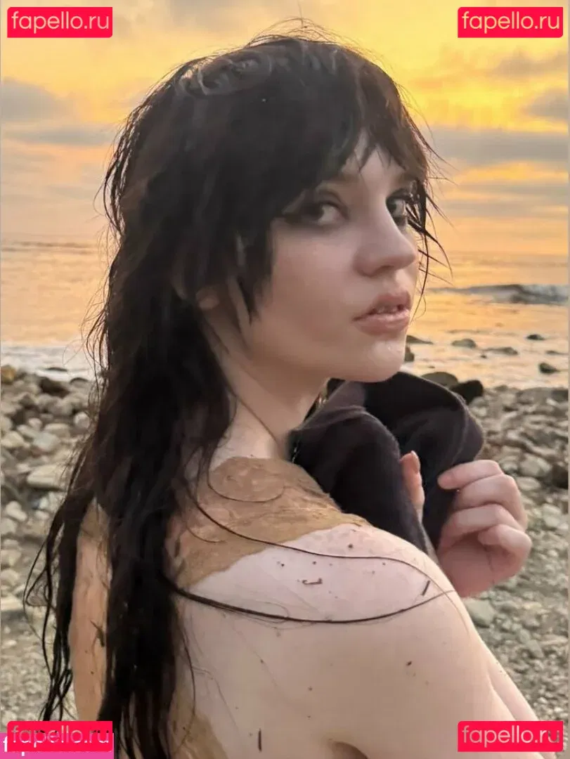 Sophie Thatcher Onlyfans Photo Gallery 