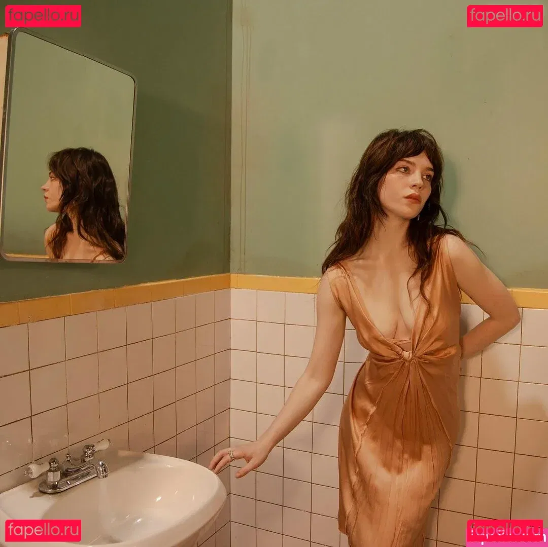 Sophie Thatcher Onlyfans Photo Gallery 