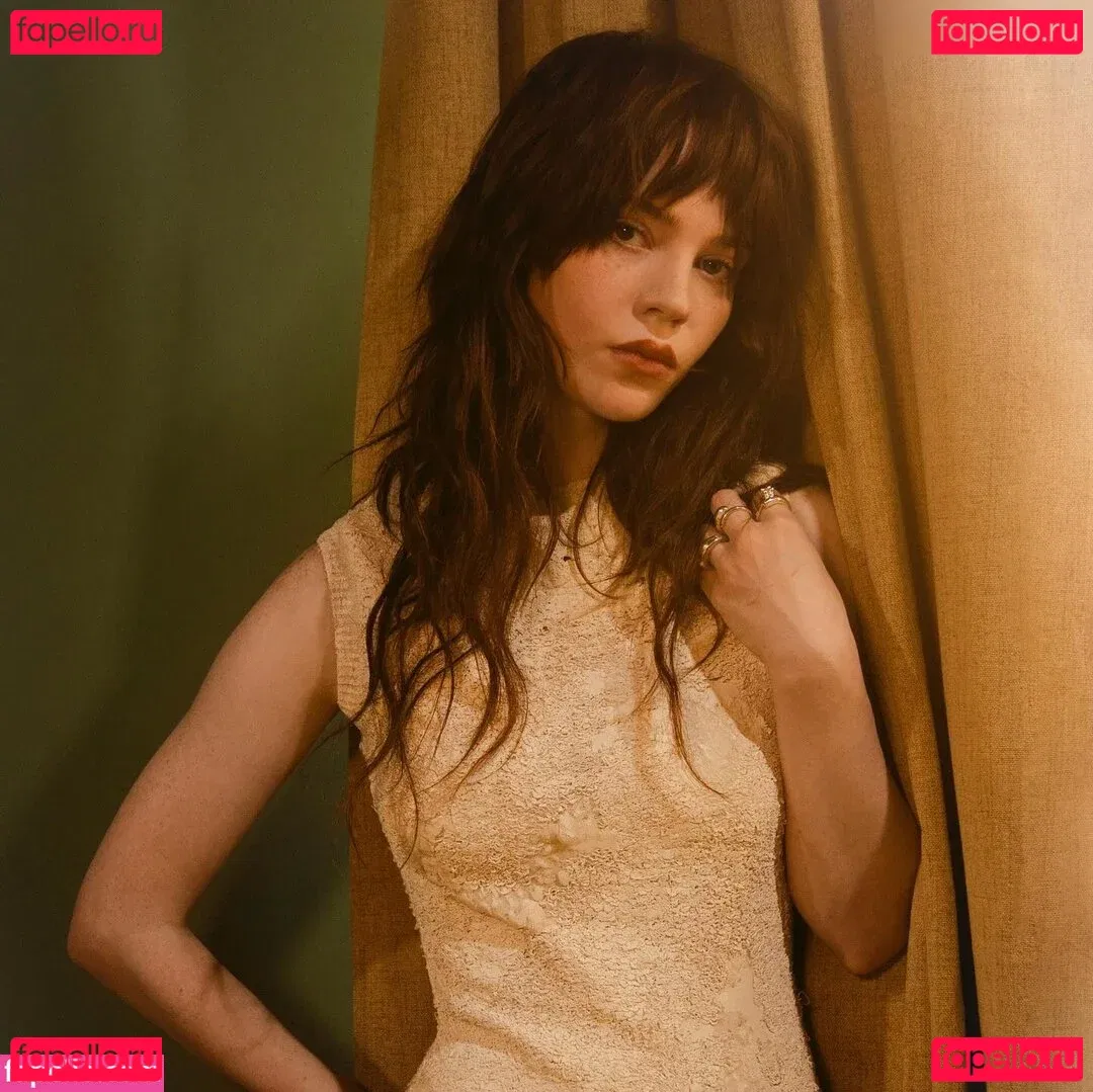 Sophie Thatcher Onlyfans Photo Gallery 