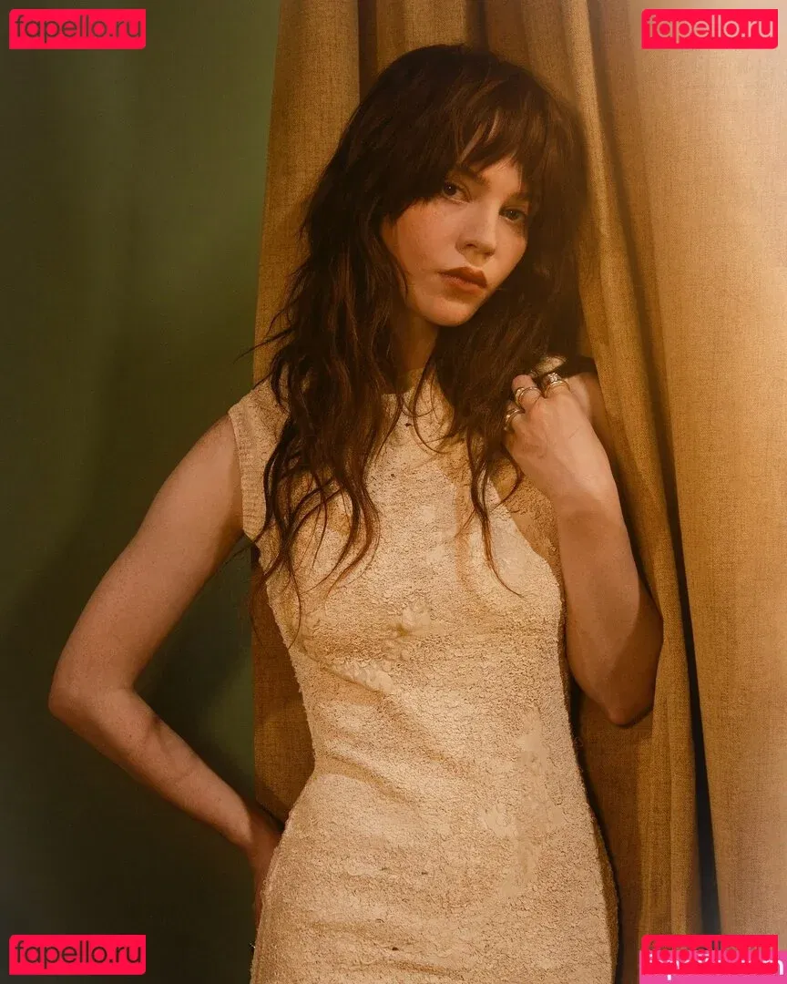 Sophie Thatcher Onlyfans Photo Gallery 