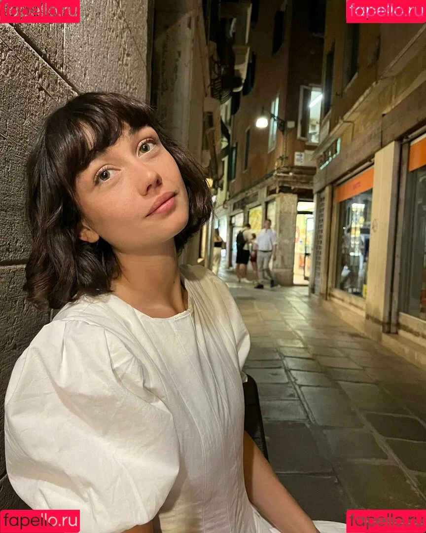 Sydney Chandler Onlyfans Photo Gallery 