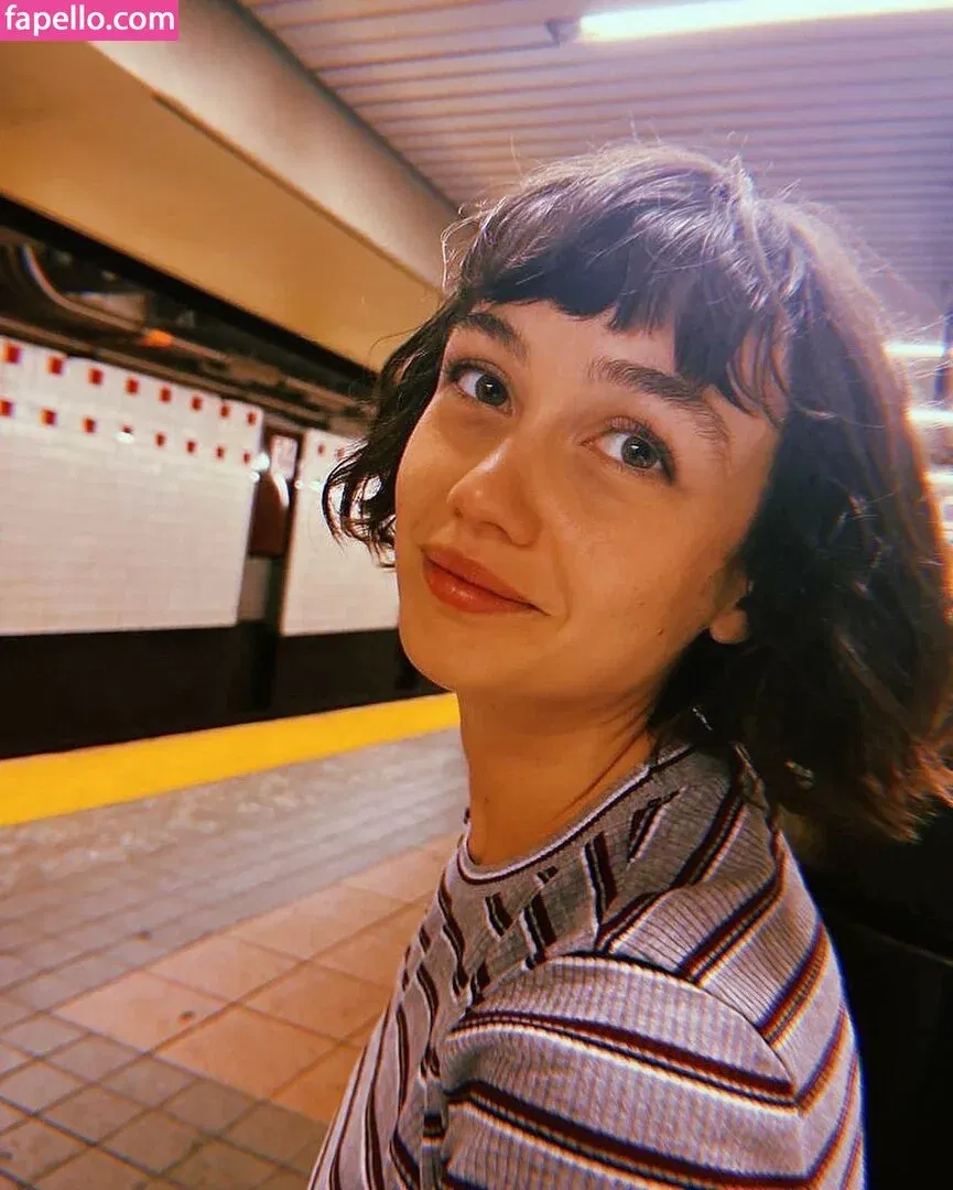 Sydney Chandler Onlyfans Photo Gallery 