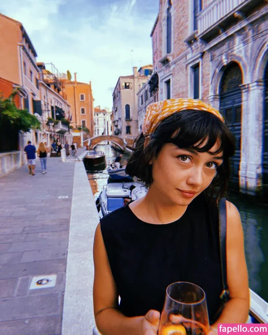 Sydney Chandler Onlyfans Photo Gallery 