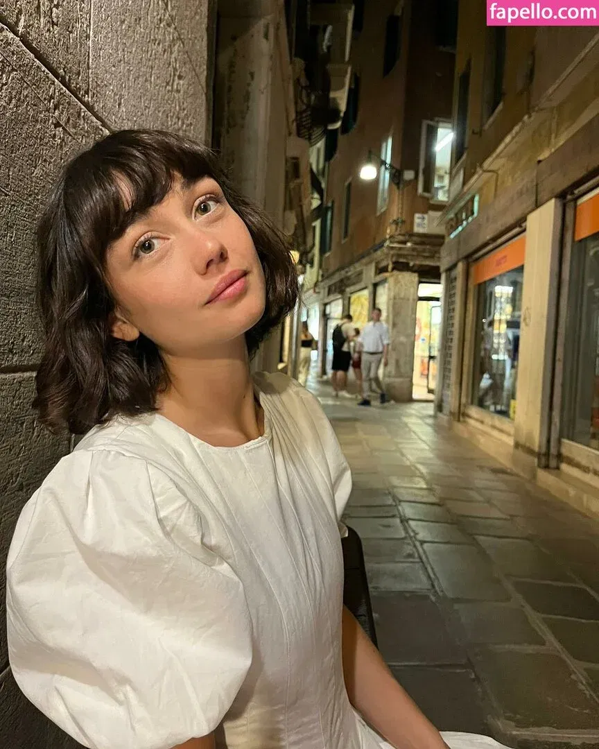 Sydney Chandler Onlyfans Photo Gallery 