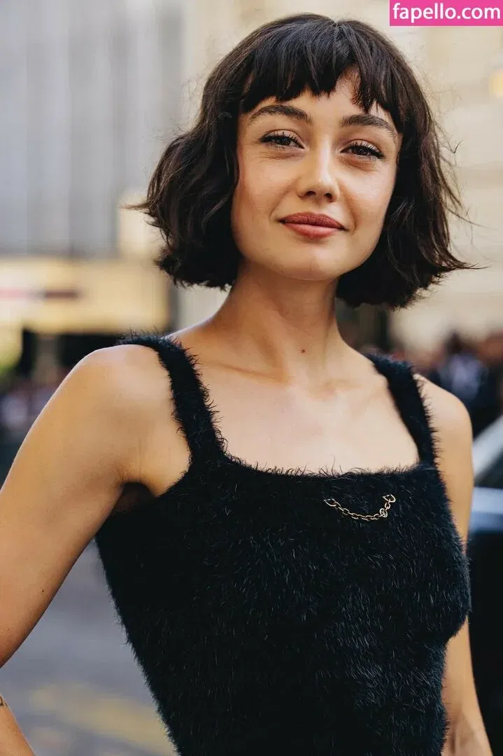 Sydney Chandler Onlyfans Photo Gallery 