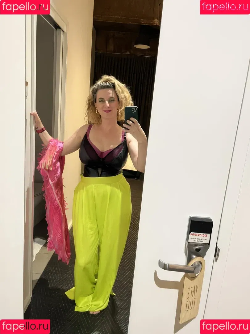 Felicity Ward Onlyfans Photo Gallery 