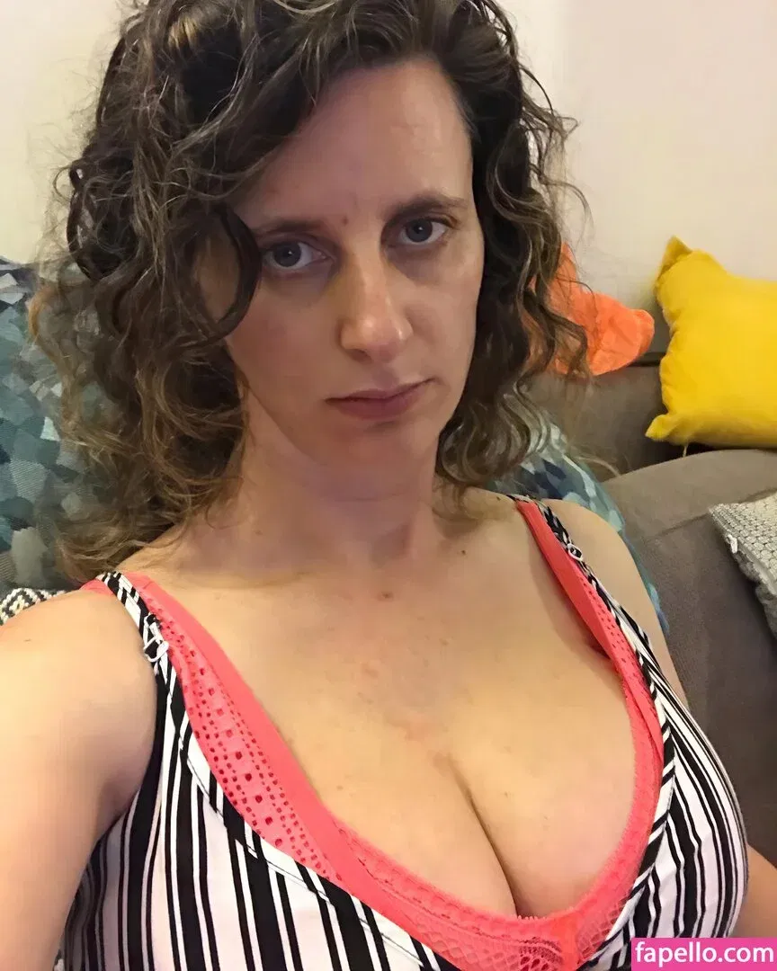 Felicity Ward Onlyfans Photo Gallery 