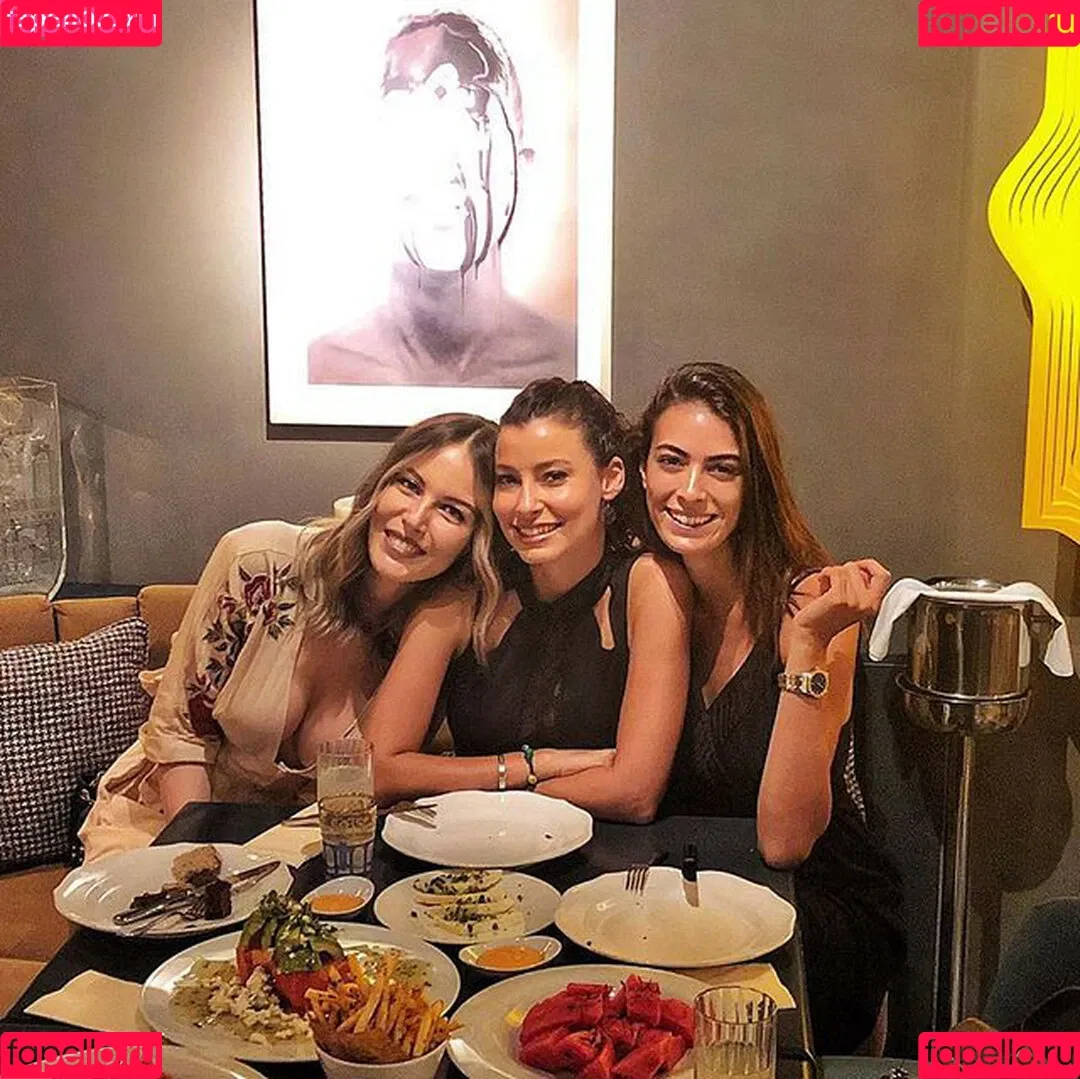 Hande Sarıoğlu Onlyfans Photo Gallery 