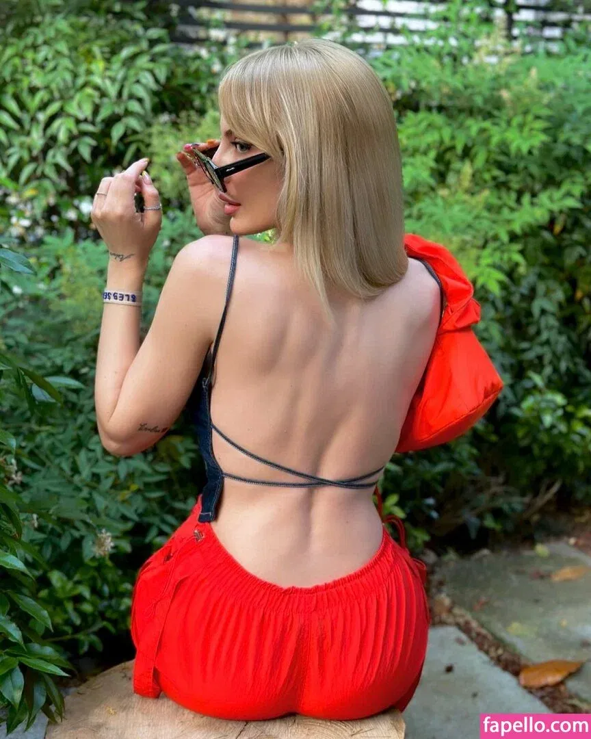 Hande Sarıoğlu Onlyfans Photo Gallery 