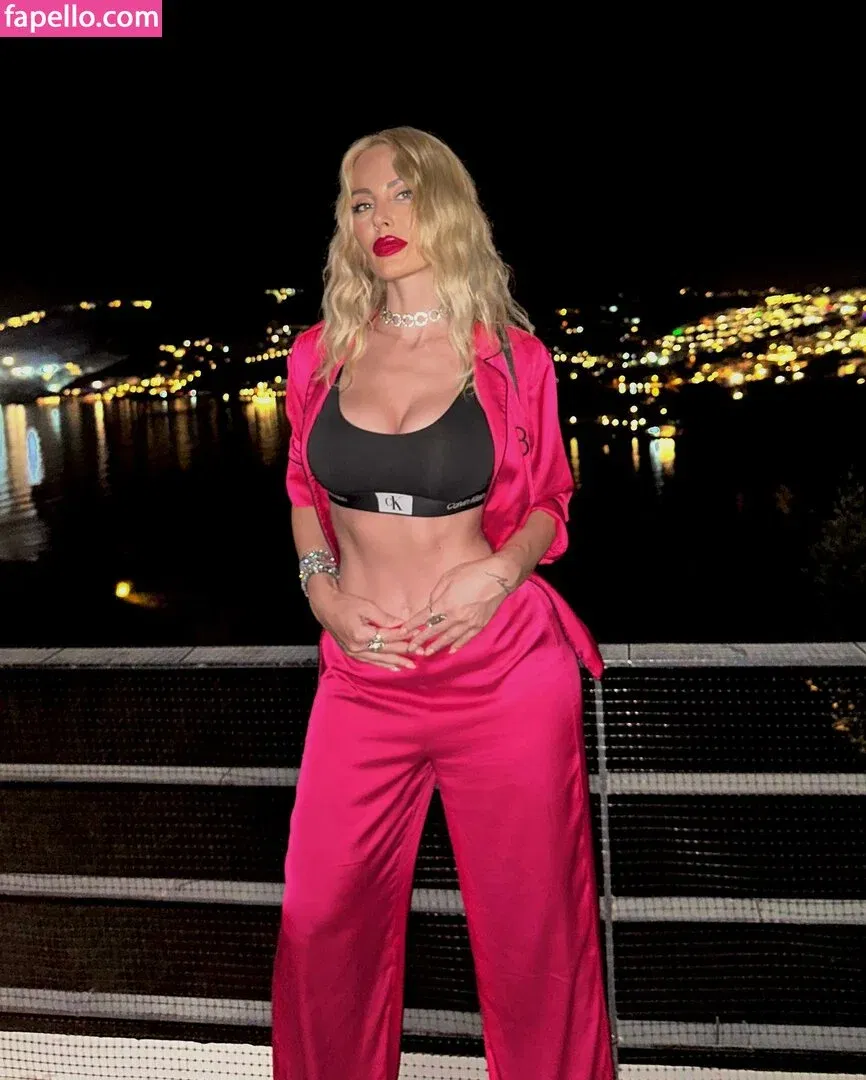 Hande Sarıoğlu Onlyfans Photo Gallery 