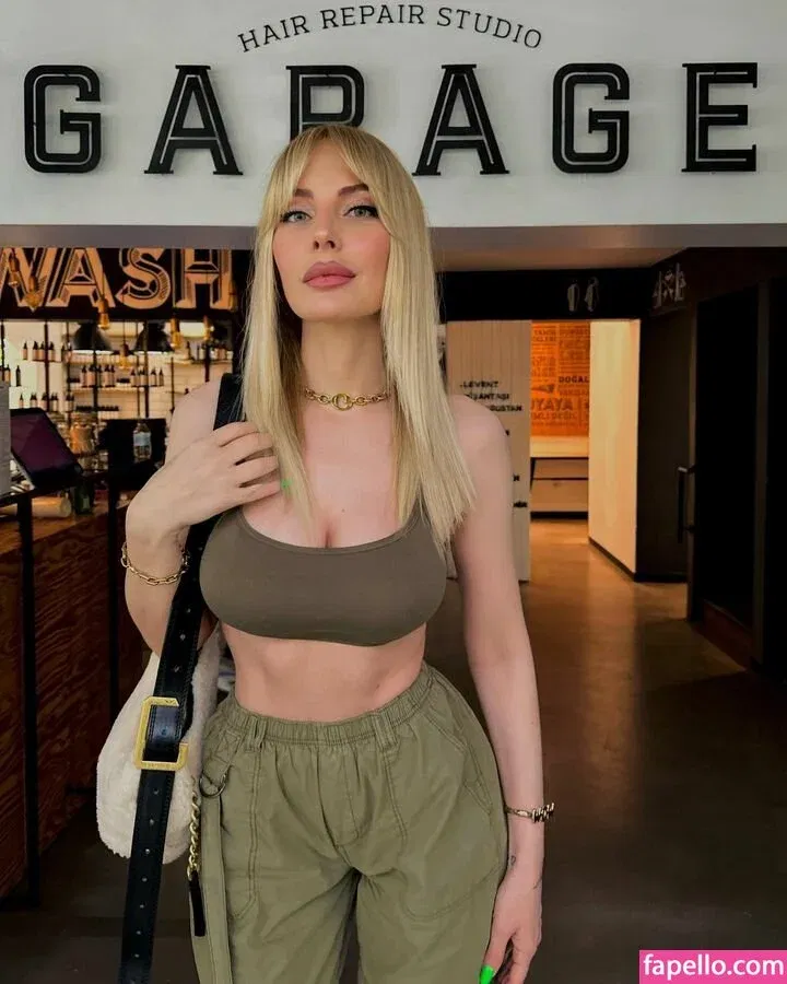 Hande Sarıoğlu Onlyfans Photo Gallery 