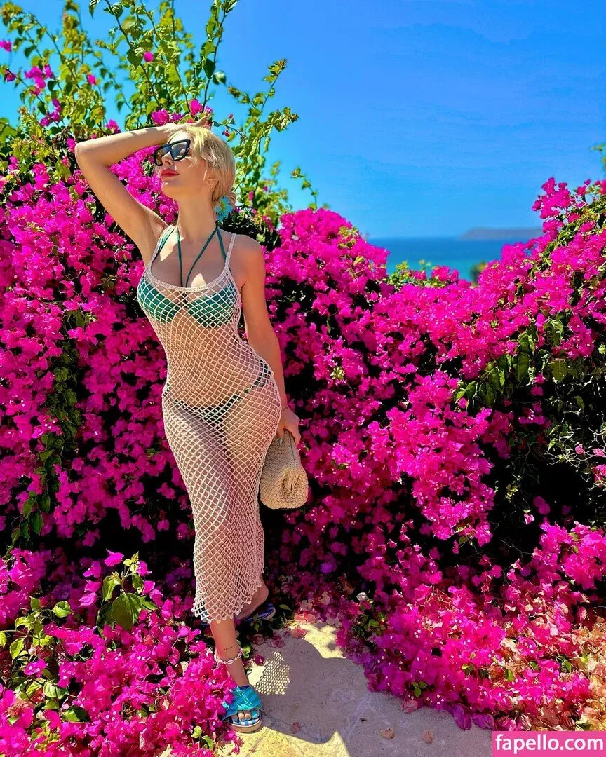 Hande Sarıoğlu Onlyfans Photo Gallery 