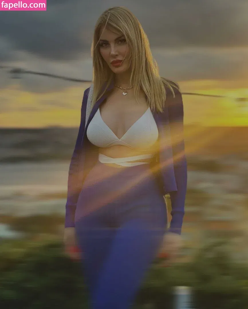 Hande Sarıoğlu Onlyfans Photo Gallery 