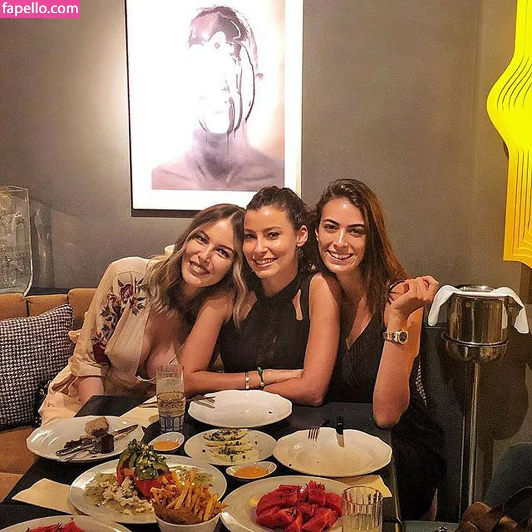 Hande Sarıoğlu Onlyfans Photo Gallery 