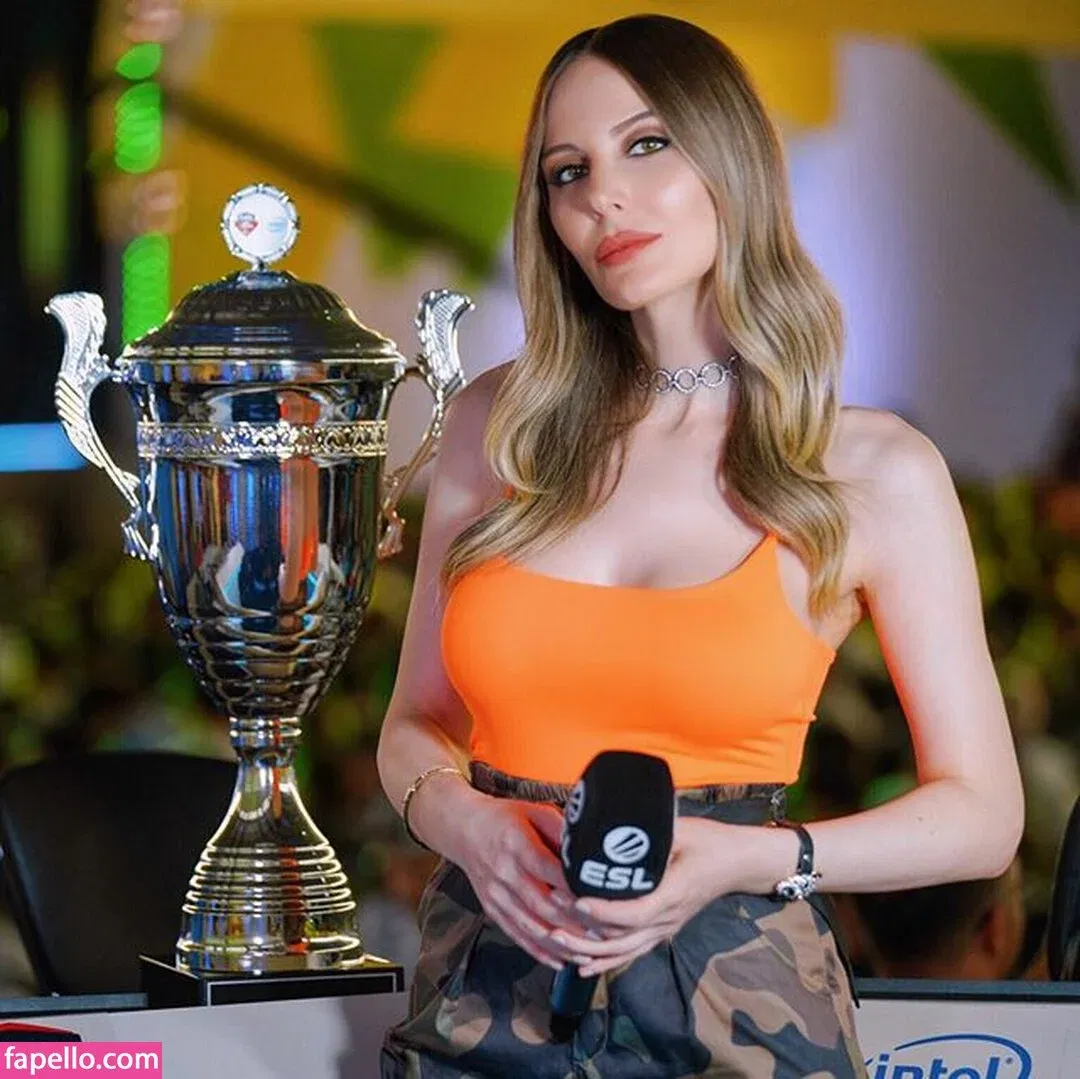 Hande Sarıoğlu Onlyfans Photo Gallery 