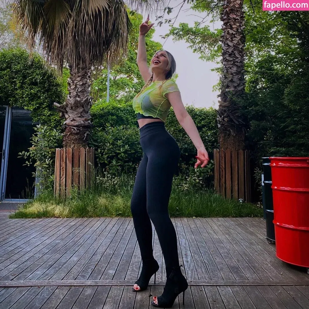 Hande Sarıoğlu Onlyfans Photo Gallery 