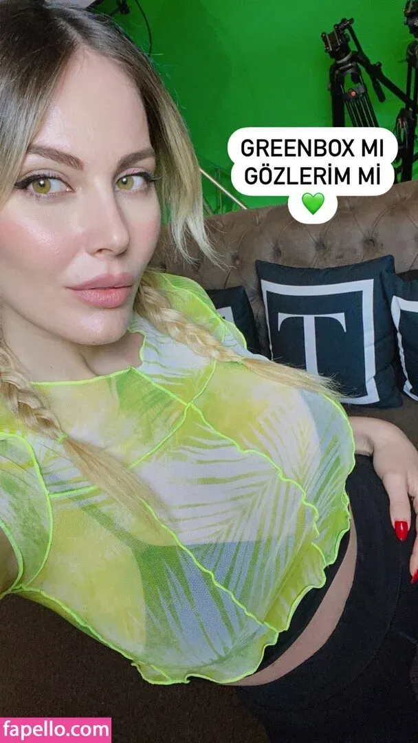 Hande Sarıoğlu Onlyfans Photo Gallery 