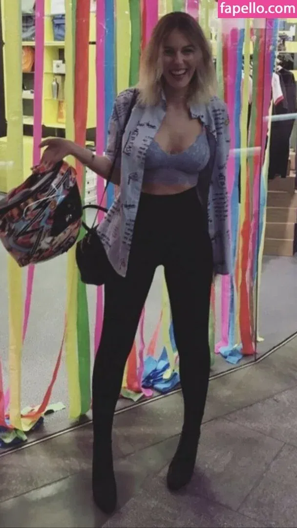 Hande Sarıoğlu Onlyfans Photo Gallery 